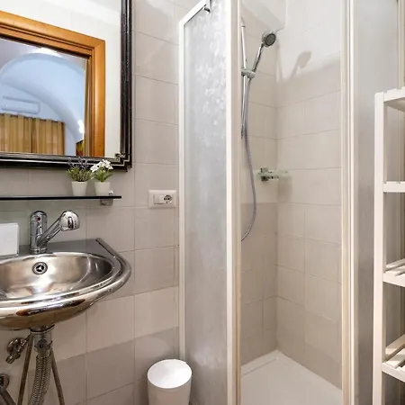 Guesthost - La Tana Del Turista Bari