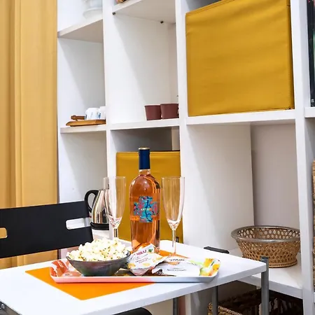 Guesthost - La Tana Del Turista Appartement Bari